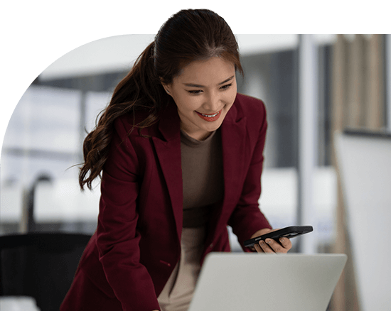 Sales professional managing pipeline in Microsoft Dynamics 365 Sales